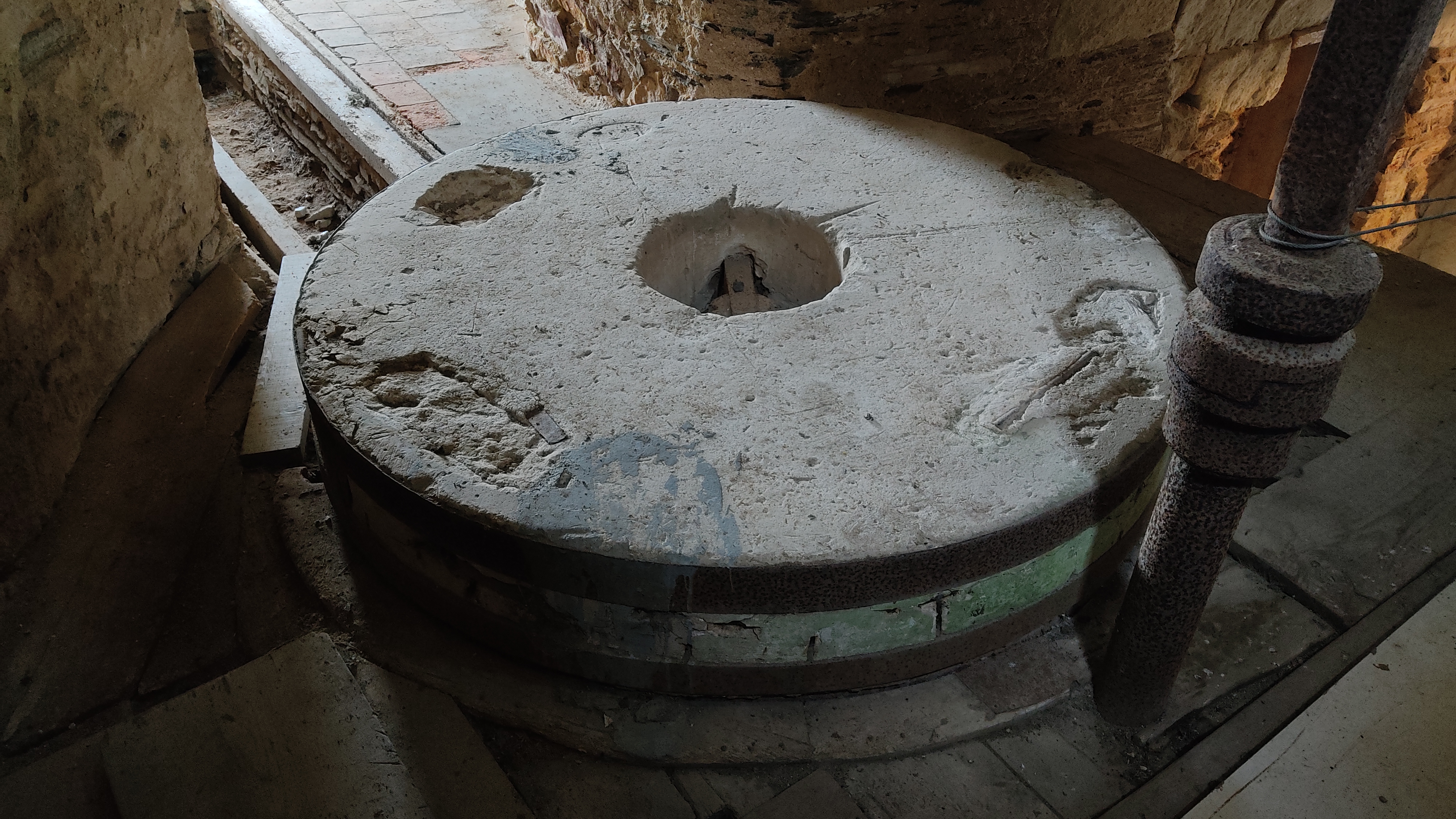 Le grain était moulu par cette meule en silex de quatre tonnes. ©RCF Anjou