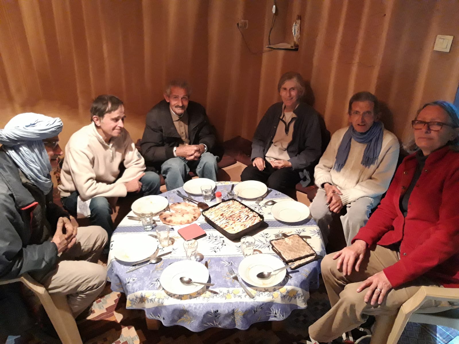 Père Michel Monterrat, Soeur Martine, frères Taher et Jean-Marie, et des amis à Tamanrasset