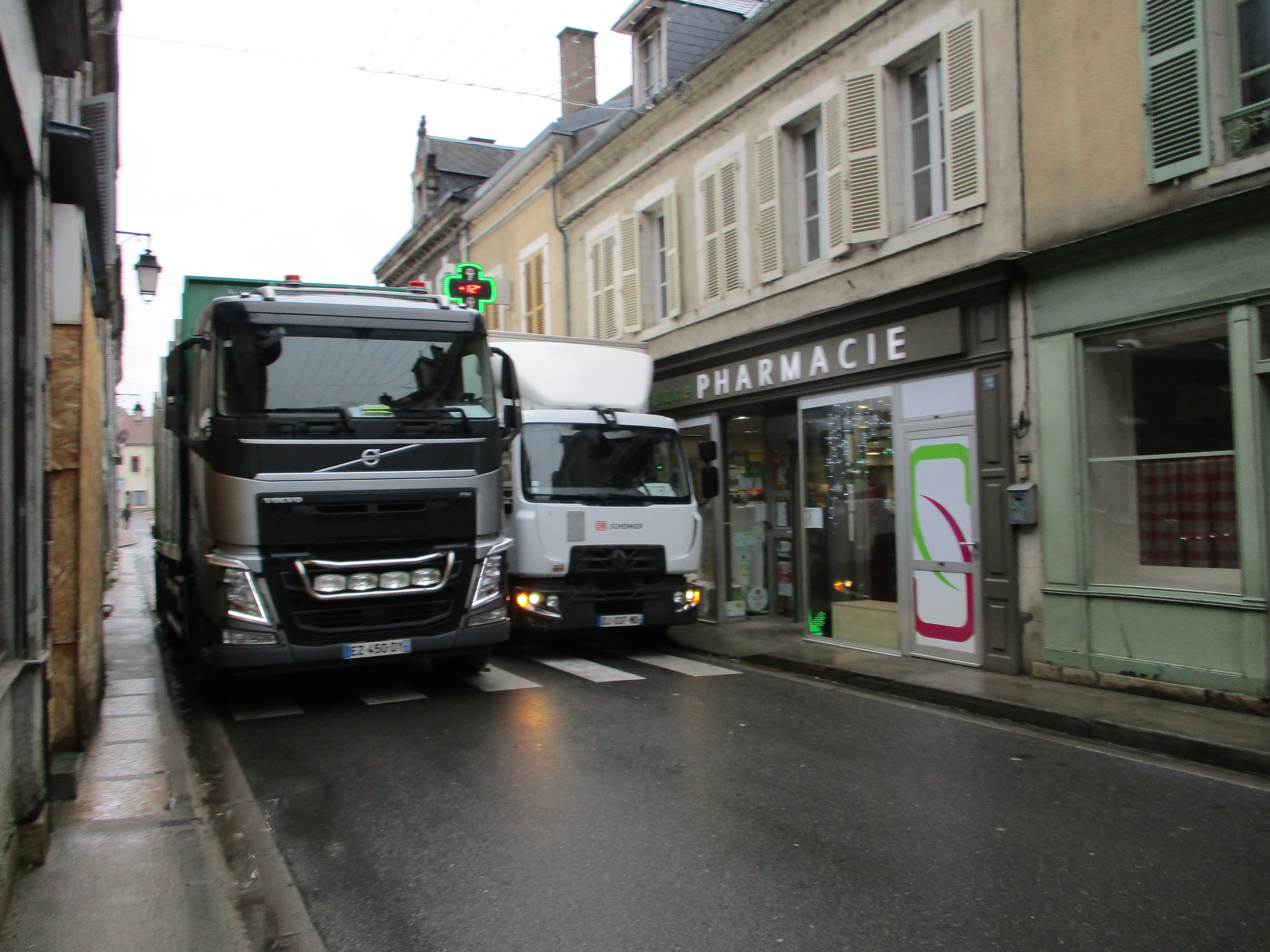 Les rues du centre villes sont trop étroites pour le passage des poids lourds © Châteauneuf suffoque.