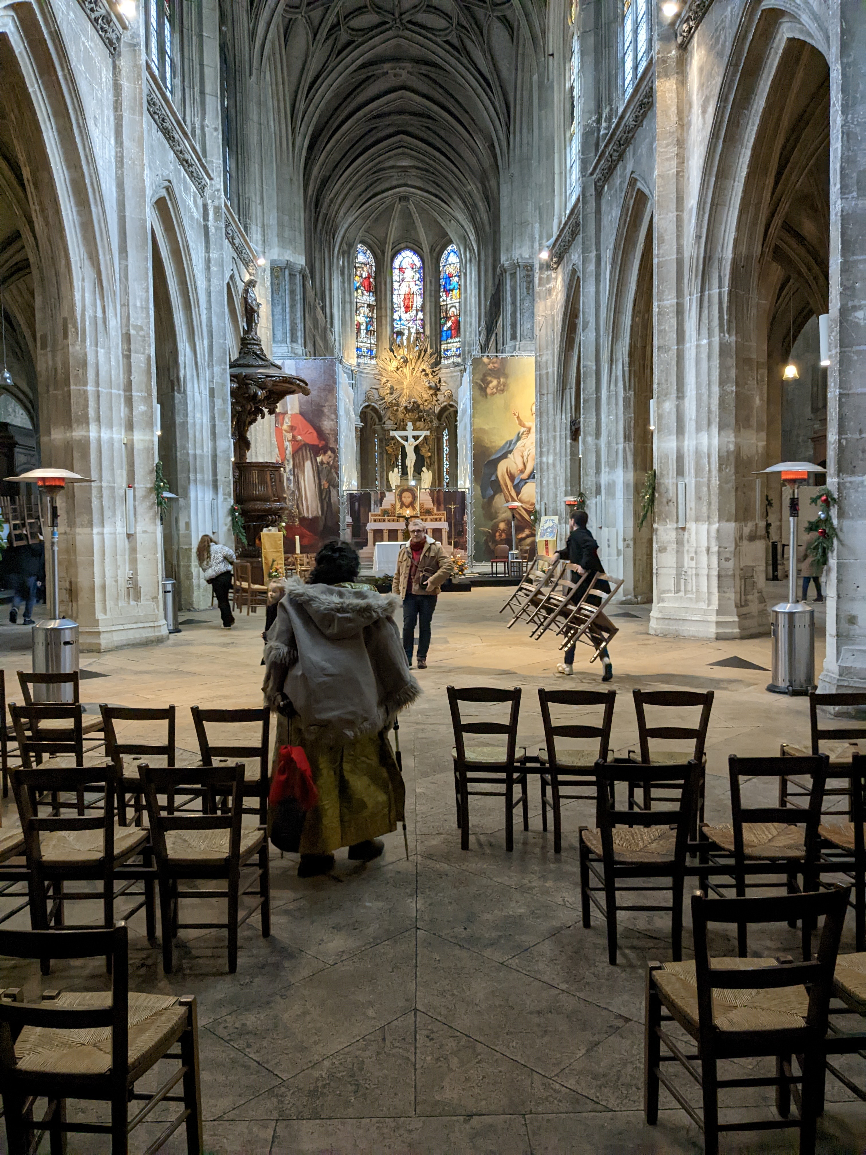 La nef de l'église de Saint Merry à Paris se vide pour laisser place aux tables du banquet de Noël organisé par la communauté Sant'Egidio / Amelie Gazeau