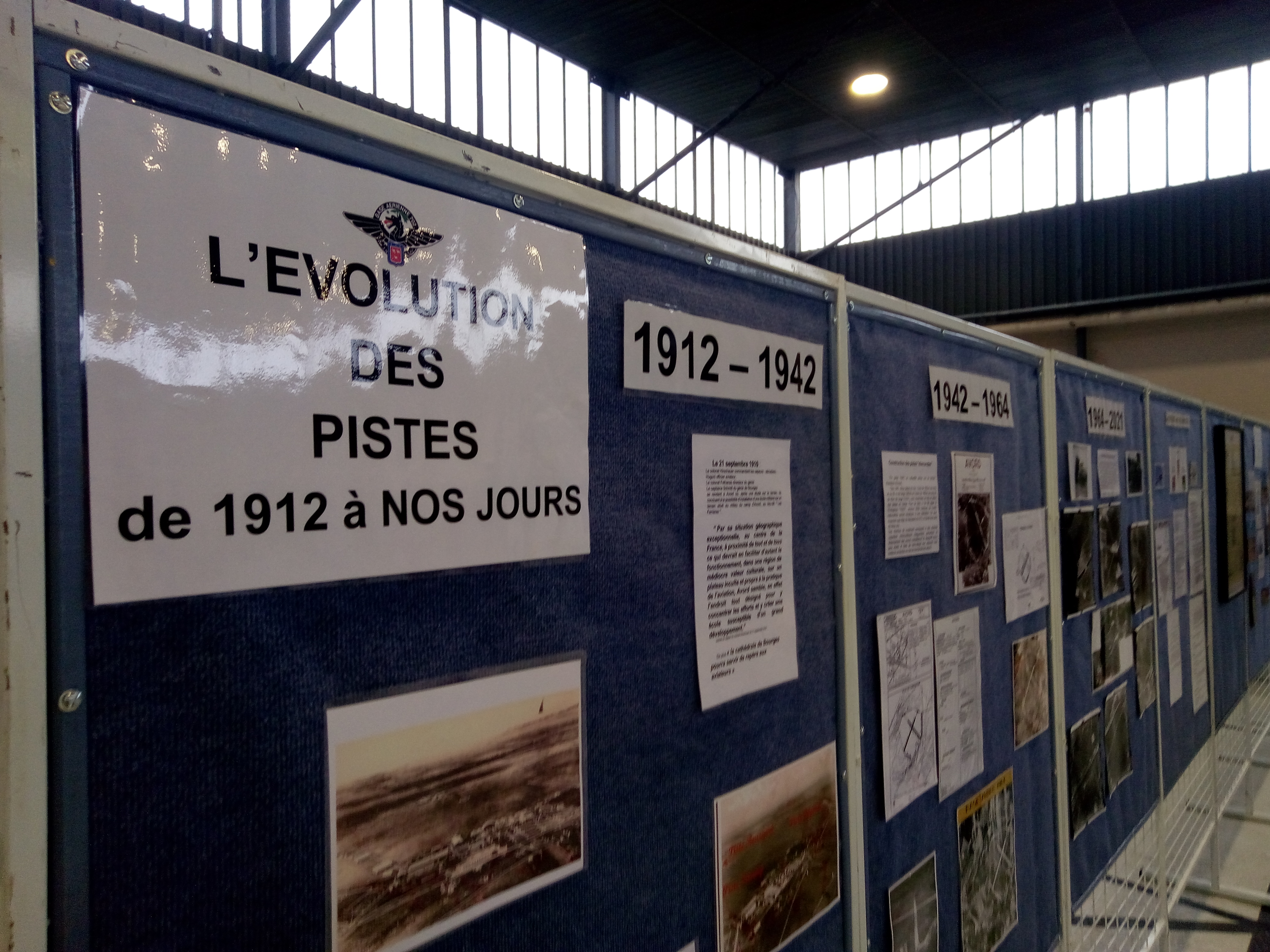 Une exposition retrace l'histoire de la base d'Avord dans un hangar, tout proche de la piste © Guillaume Martin-Deguéret.