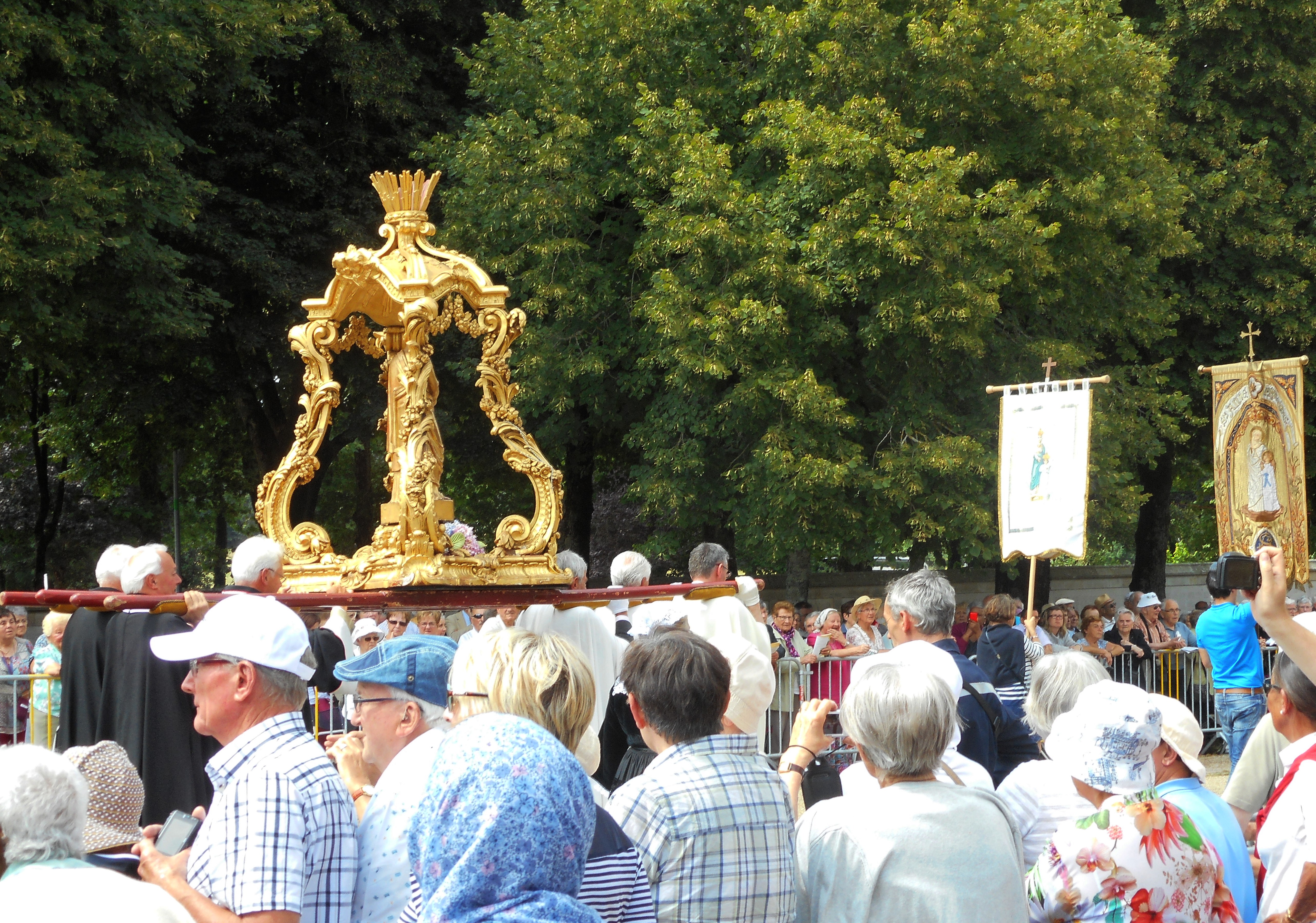 La statue de Sainte Anne en procession
