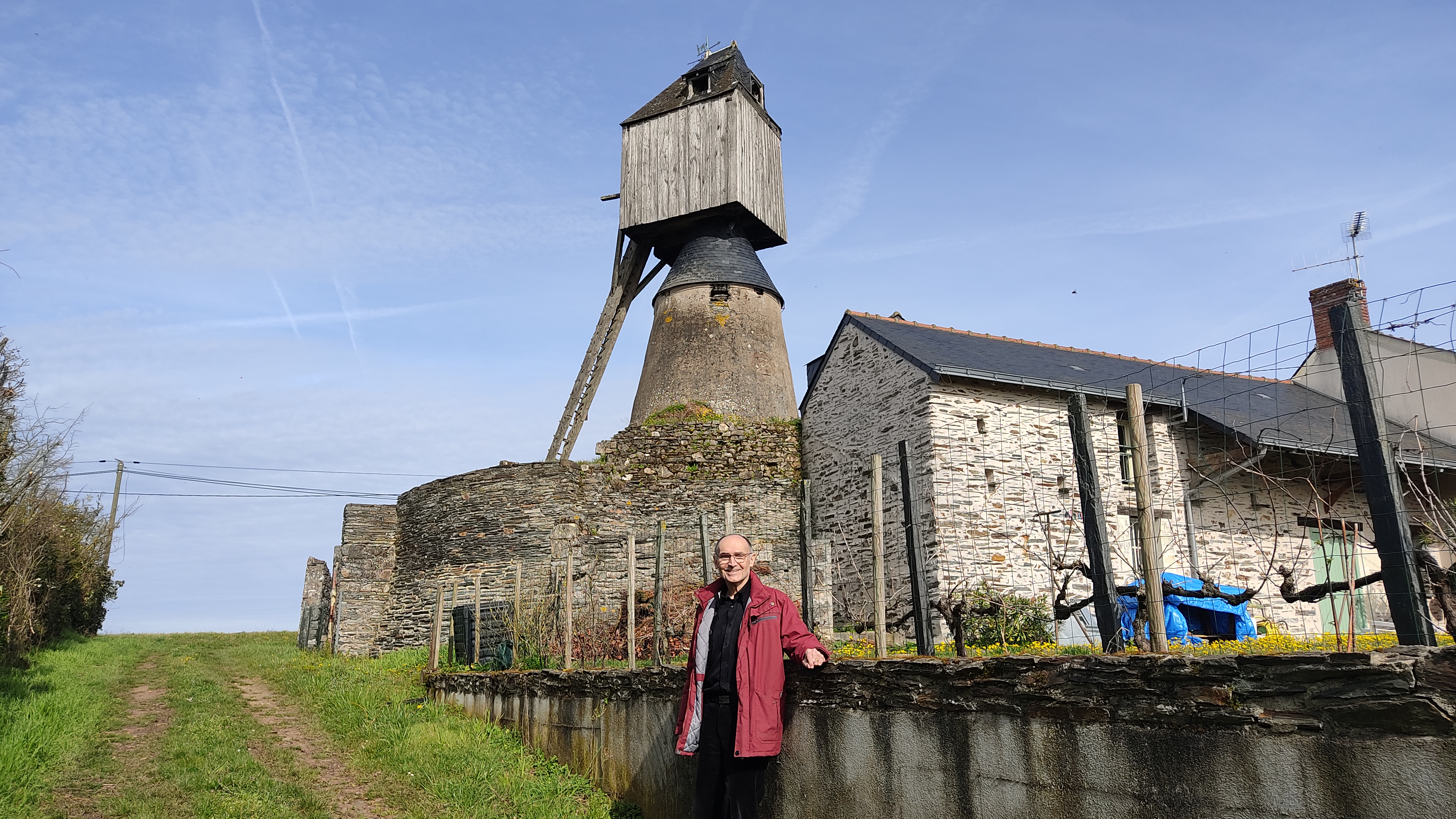 Philippe Cauwell et son épouse ont racheté le moulin de Brissac en 2020. ©RCF Anjou