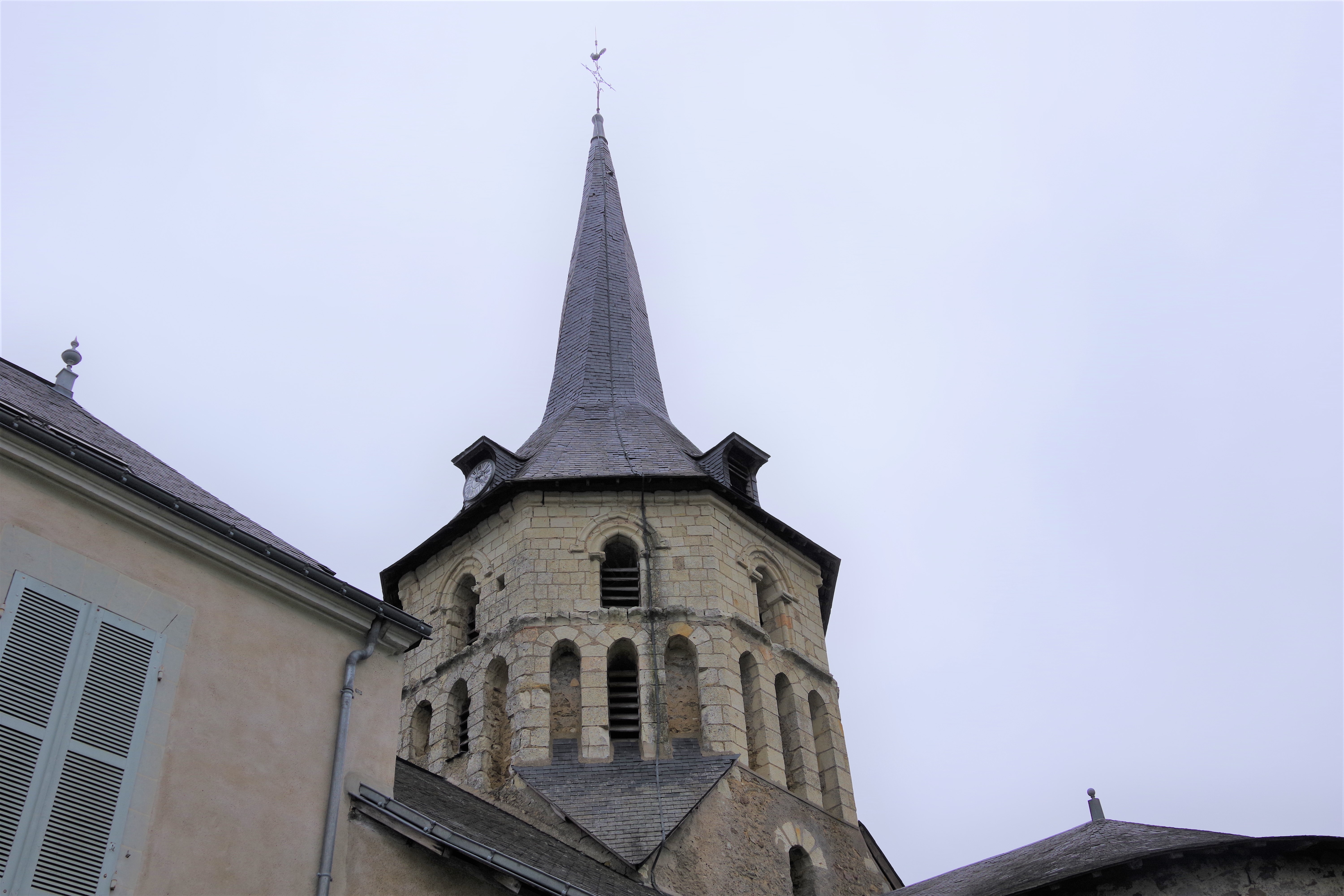 Le clocher tors de l'église de Cheffes © RCF Anjou