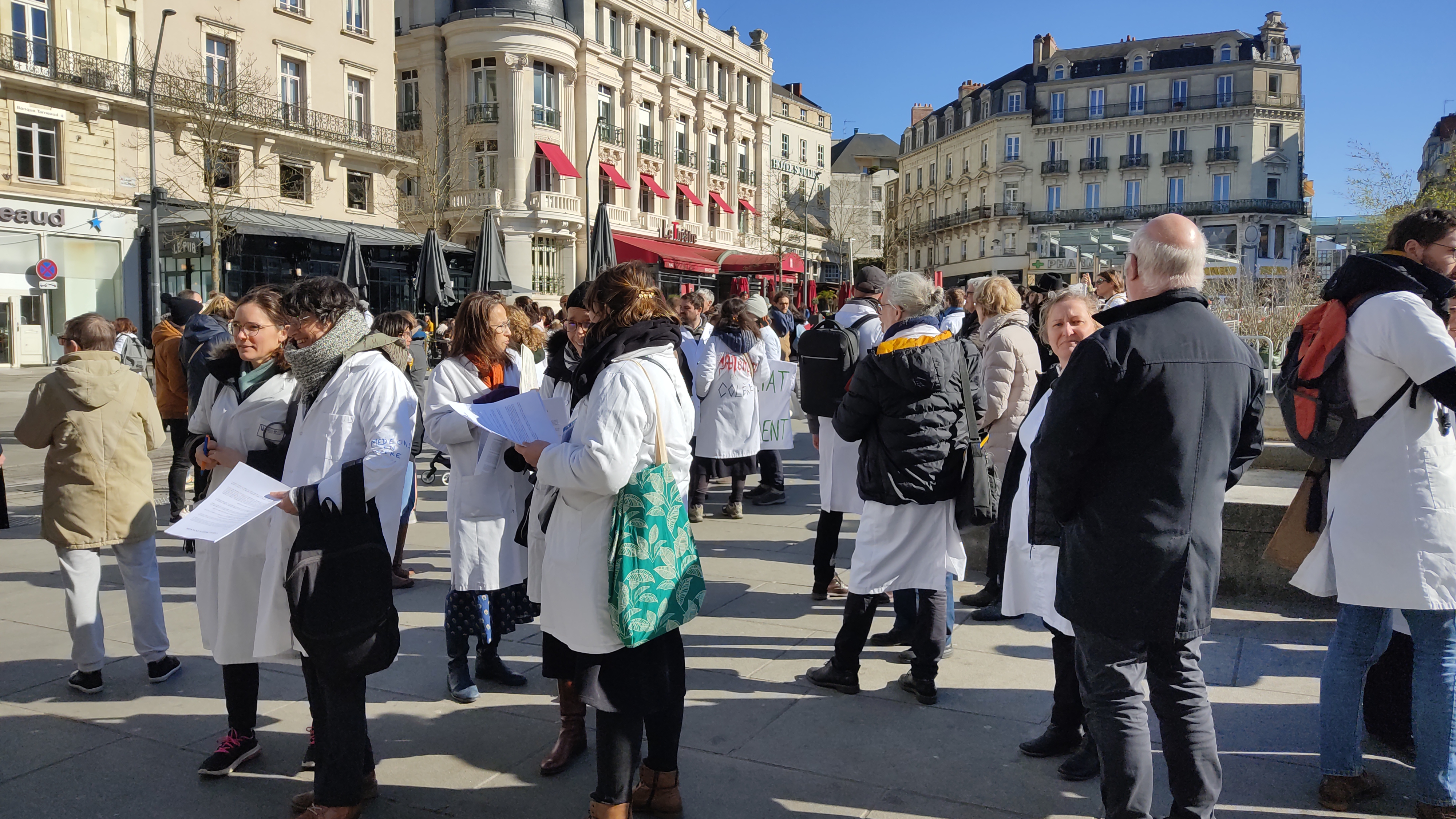 Près de 150 médecins se sont rassemblés place du Ralliement, à Angers, lundi 27 février 2023. ©RCF Anjou