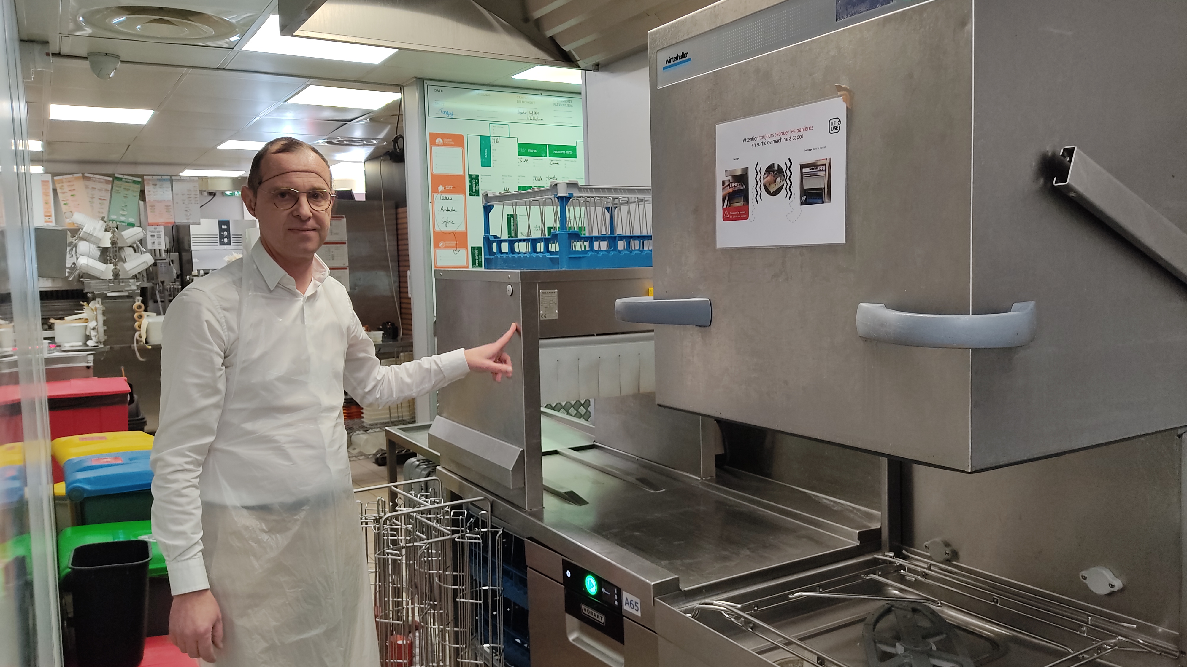 Pierre-Yves Moriceau, le patron du McDo de Cholet Sud, a investi 100 000 euros pour adapter sa plonge, où il a notamment installé un séchoir à vaisselle. ©RCF Anjou