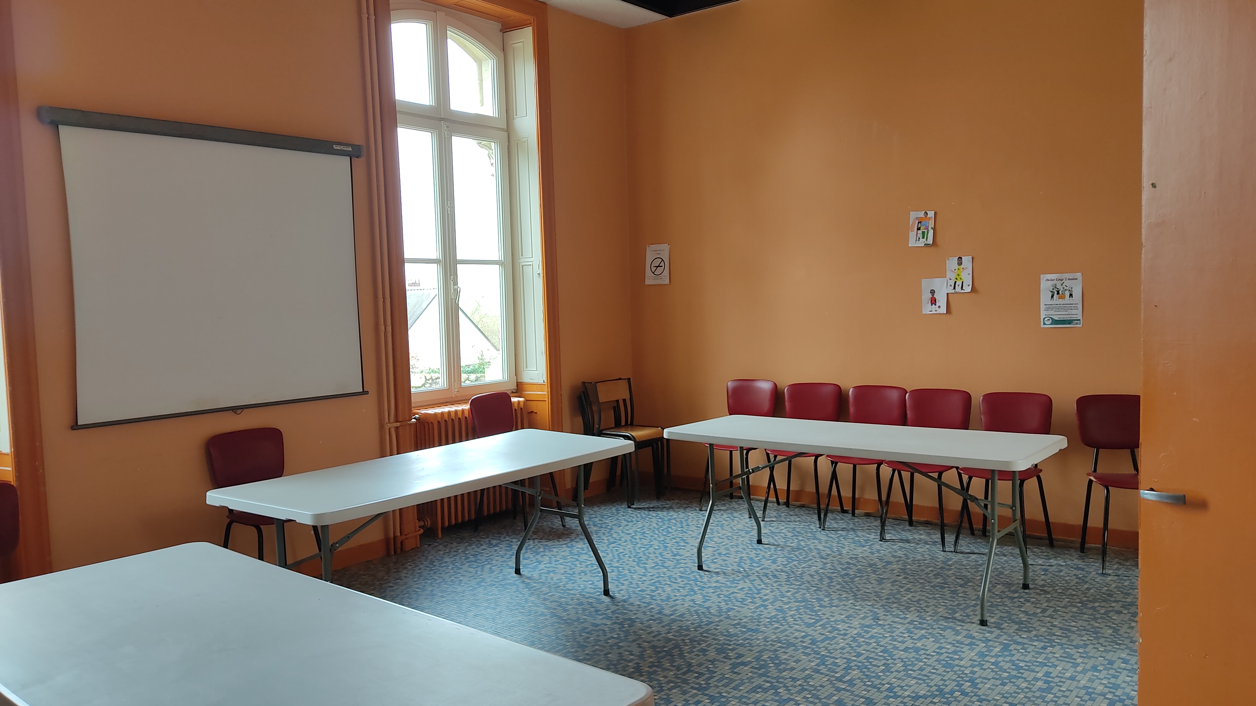 Au rez-de-chaussée du château, une salle accueille les réunions des associations de Saint-Saturnin-sur-Loire. ©RCF Anjou