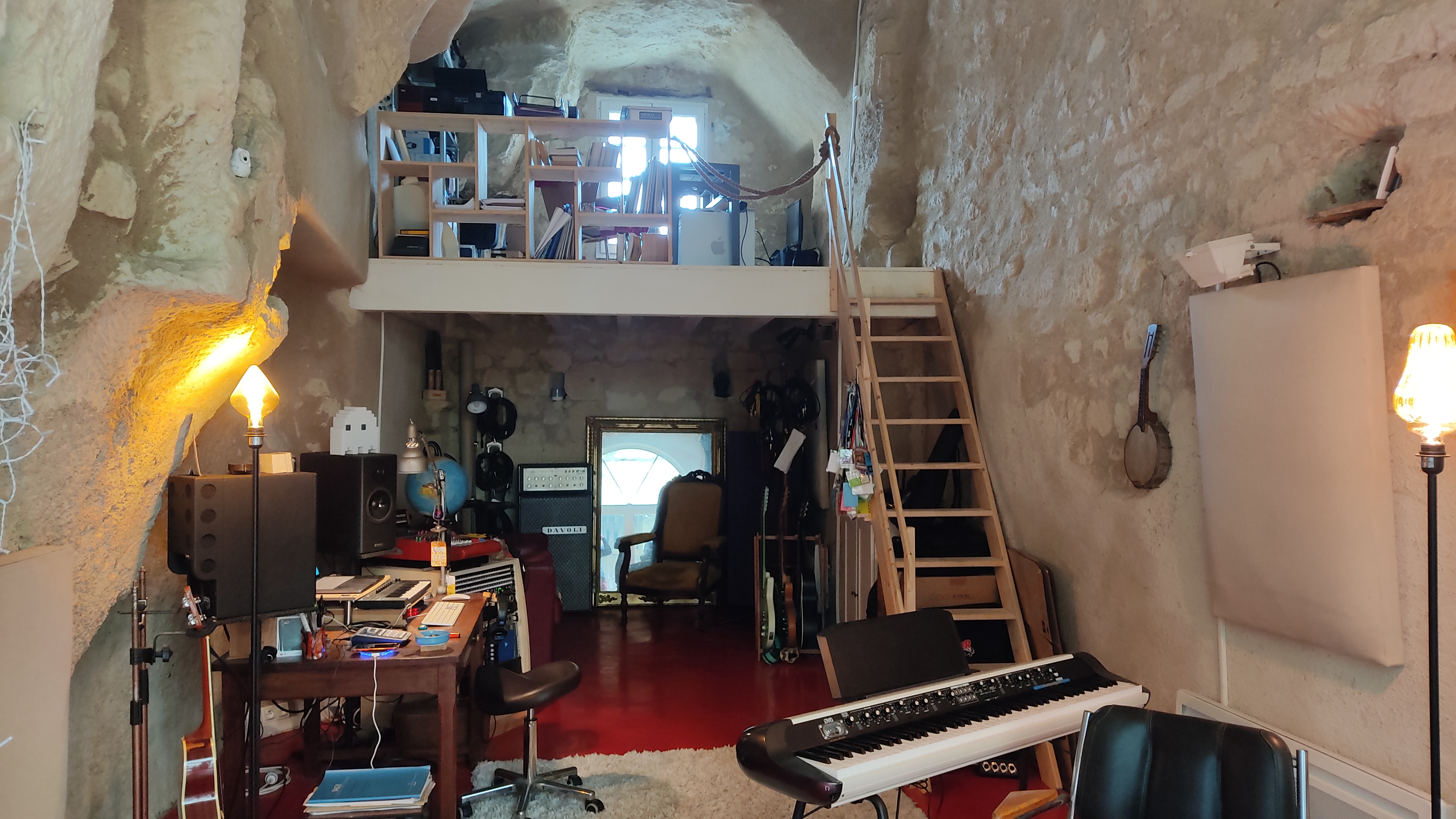 Le studio BirdLand est installé dans une ancienne maison troglodytique de six mètres sous plafond. ©RCF Anjou 