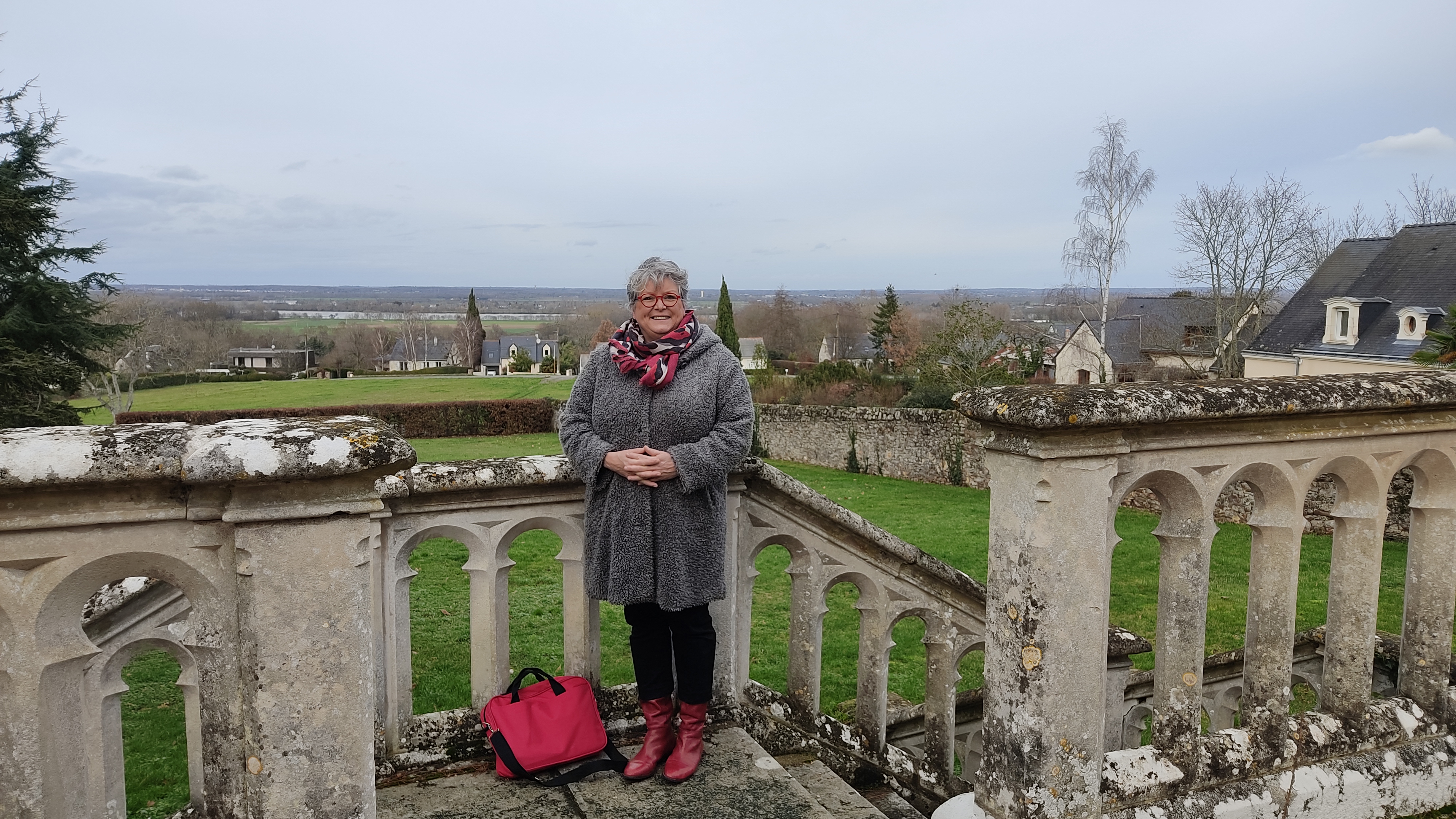 La terrasse avec vue sur Loire est vendue avec le château, déplore Isabelle Maréchal, la secrétaire de l'association Pour le respect du site du Mont-Rude. ©RCF Anjou