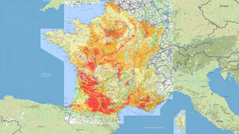 La carte réalisé par le BRGM qui recense du rouge au jaune les zones susceptibles d'être soumises au phénomène de retrait gonflement des sols argileux. / Crédit : BRGM