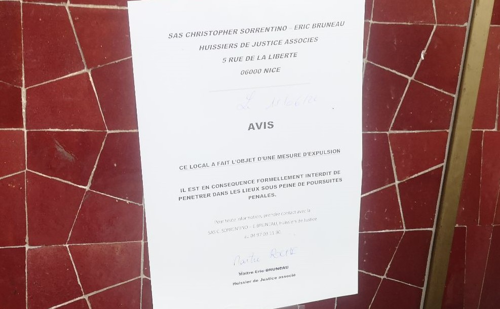 Avis d'expulsion sur les locaux du restaurant "Kosmopolitan" Gare du Sud. Le restaurateur a été expulsé le 15 juin 2022 pour loyers impayés pendant le confinement.