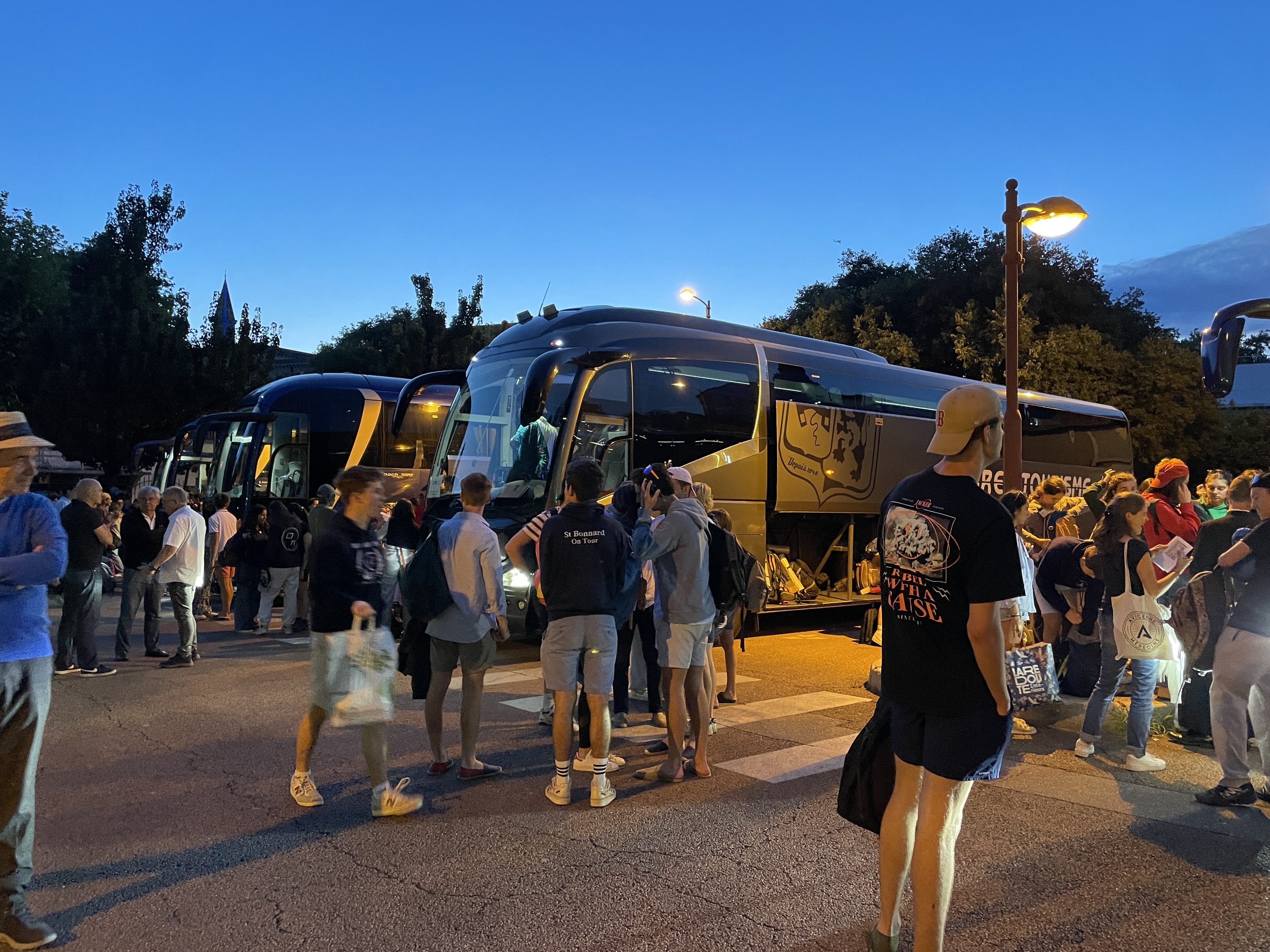 Les bus ont marqué plusieurs arrêts, à Montélimar,  Montpellier et Toulouse pour récupérer d'autres jeunes.  