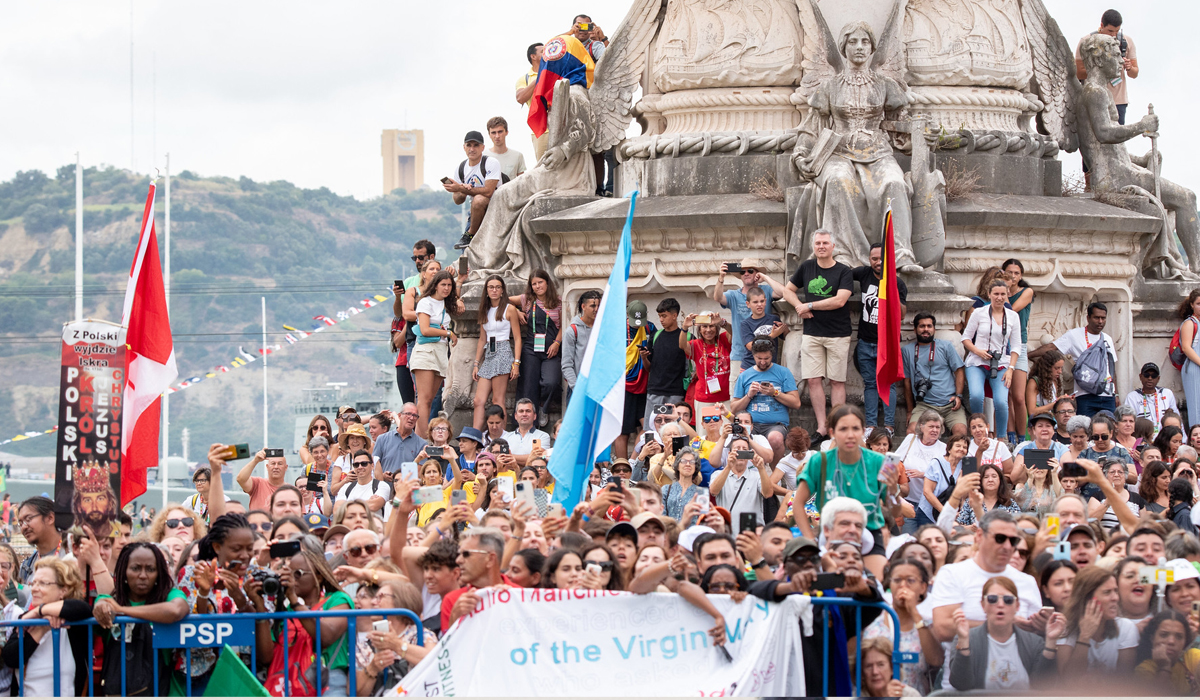 La foule des pèlerins des JMJ se presse pour apercevoir le pape François, tout juste arrivé à Lisbonne ©️Sebastiao Roxo / JMJ Lisboa 2023