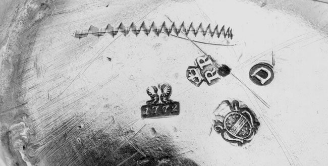 Idem, les marques : striche, poinçon onomastique RR, aigle bicéphale avec date de 1772, lettre annale D, blason du prince Velbrück. © IRPA-KIK, Bruxelles.