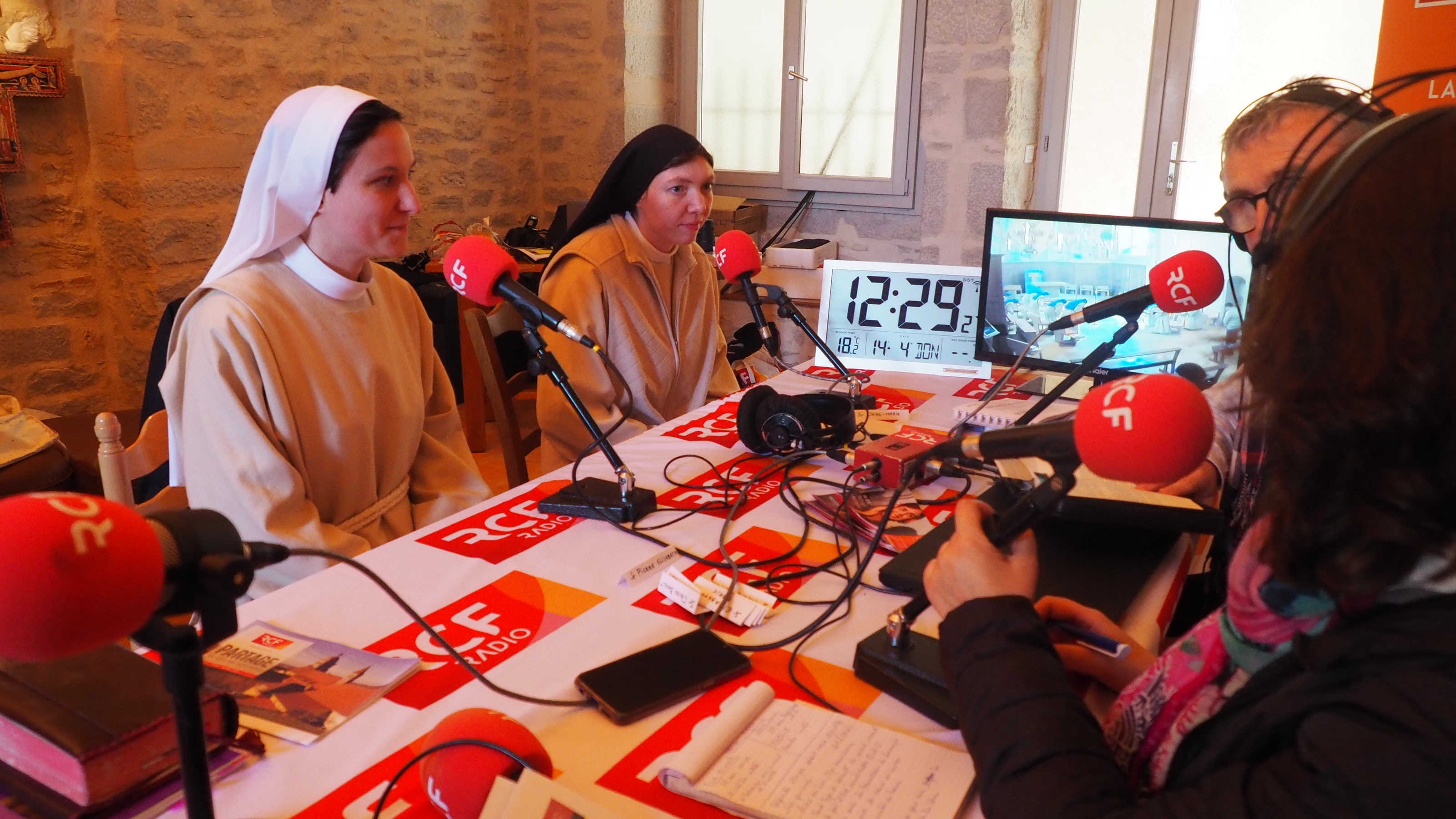 Soeur Pierre Elisabeth et soeur Claire-Marie, religieuses au monastère de Poligny lors de l'enregistrement de l'émission au micro de Véronique Alzieu