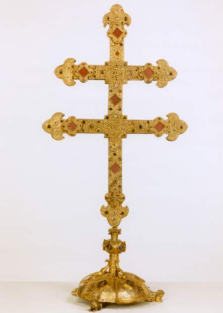 Atelier d’Hugo d’Oignies (?), croix-reliquaire, h. 152 cm, Walcourt, basilique Saint-Materne. © IRPA-KIK, Bruxelles.