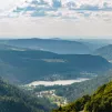 Vue sur le lac de Retournemer (Xonrupt-Longemer) depuis la route des crêtes dans les Vosges ©Photo d'Émilien Muller (Unsplash). 