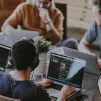 Annie Spratt / Unsplash - Le monde du travail : aujourd'hui, et de plus en plus, il faut répondre à des normes, suivre des process, remplir des cahiers des charges... 