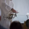 Préparation de l'eau baptismale par un prêtre ©Image par Aksel Lian de Pixabay 