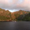 La baie de Hanavave à Fatu Iva, îles Marquises - Wikimédia commons
