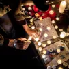 13 novembre 2016 : Bougies déposées place de la République à Paris, en hommage aux victimes des attentats terroristes du 13 novembre 2015. Paris (75), France © Michael BUNEL/CIRIC