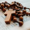 Chapelet et Bible - Photo by James Coleman on Unsplash