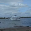 Le bateau arrive à l'île d'Arz ©RCF Sud Bretagne