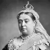 À voir l’air sévère de Victoria sur ses photographies, on pense qu'elle était quelqu’un de strict ; or, "c’était quelqu’un qui aimait rire" - Photographie d'Alexander Bassano (1880) ©Wikimédia commons