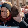 Deux personnes victimes d'abus et membres du réseau Ending Clergy Abuse (ECA) place Saint-Pierre, le 24 février 2019 - Crédits : M.MIGLIORATO/CPP/CIRIC