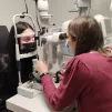 Dans le camion, une orthoptiste examine les patients, qui auront le diagnostic de l'ophtalmologue du CHU d'Angers en visioconférence. ©RCF Anjou