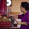 Une fidèle dépose de l'encens dans un temple taoïste en Birmanie ©Patrice AROCA/CIRIC