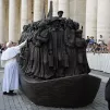 Le pape François inaugure une sculpture représentant des migrants sur un radeau, le 01/10/2019, Vatican © VATICAN POOL/CPP/CIRIC