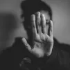 Mensonges, mutisme, manipulation, intimidation, autoritarisme… Parfois on n'arrive pas à repérer les violences sournoises ©Unsplash