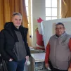 Christian Chardon, le père de la famille victime de l'incendie, et Dominique Bourgeais, le président de La Main tendue, au milieu des dons collectés par l'association ©RCF Anjou
