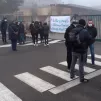 Malgré le froid et le brouillard, l'intégralité du personnel éducatif du collège Ledoux de Dole a participé à cette journée "Collège mort" ©RCF Jura - Janvier 2022