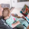 La lecture, un moment privilégié entre parent et enfant, un moment "magique" ©Unsplash