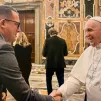 L'entrepreneur drômois serre la main du Pape le 7 janvier.