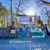 L'entrée de la ZAP de Pertuis, où une quinzaine de militants occupent quatre maisons.