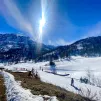 À Montgenèvre, les migrants empruntent un chemin enneigé pour passer la frontière, tout près des pistes de ski  ©RCF / Clotilde Dumay
