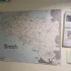 Au lycée Diwan de Carhaix (Finistère), l'enseignement est entièrement immersif, jusqu'aux affiches et cartes sur les murs  © Clara Gabillet