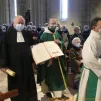 M. le Pasteur André Schaechtelin et le Père Franck Guérin portent ensemble L'Evangile.  ©Michel Rampont 