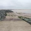 Au sud de Châtelaillon-Plage, une nouvelle digue a été inauguré en 2019 au départ du port des Boucholeurs. Elle incarne les ouvrages de l'après Xynthia, tempête ayant dévastée le quartier en 2010? 
