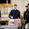 Le Père Paul Vigouroux, postulateur du procès en béatification du Père Hamel, appose un sceau sur l'un des cartons contenant les actes de l’enquête diocésaine en vue de la béatification du Père Hamel, le 9/09/2019, à Rouen ©Guillaume POLI/CIRIC