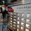Vincent Popineau, gérant des Légumes de la ferme, devant le distributeur automatique de fruits et légumes. © RCF - Hugo Sastre.