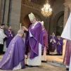 Mgr François Kalist, impose ses mains sur la tête de Mgr Yves Baumgarten, rite essentiel de l'ordination © Cédric Bonnefoy
