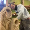 L'une des créations en cours de l'artisan : une sculpture représentant une famille de Touaregs. © RCF Sud Bretagne.
