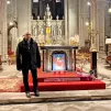 Père Gwenaël Maurey devant l'autel de la basilique de Sainte Anne d'Auray ©Chrétiens en Morbihan