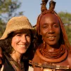 Solenn Bardet entourée d'une femme de l'ethnie Himba / DR