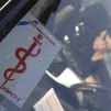 Le caducée des infirmiers libéraux, apposé sur le pare-brise du véhicule, ne suffit pas toujours pour éviter les PV.