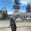 Nabila devant la statue de Vercingétorix place de Jaude